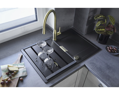 Chiuvetă de bucătărie cu scurgător, robinet și două pahare