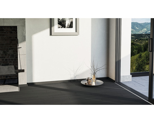 Interior cu pardoseală cu gresie închisă la culoare, decorațiuni de perete și vedere spre verdeață