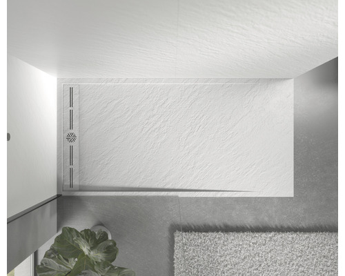 Baie cu cadă de duș plată și scurgere în pardoseală