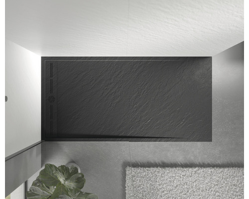 Vedere de sus a unui duș cu o cadă de duș plată din ardezie într-o baie.