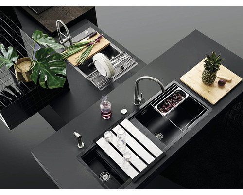 Scenă de bucătărie cu chiuvetă, robinet, tocător și fructe