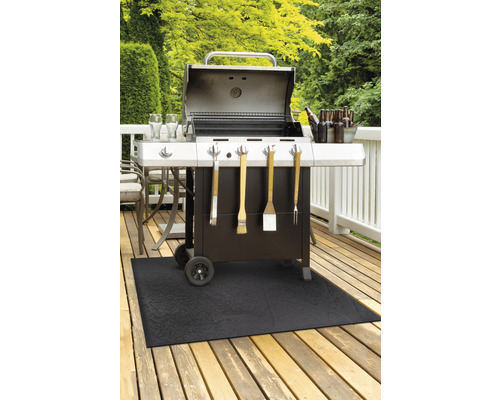 Scenă de grătar pe o terasă de lemn cu grătar, covoraș de grătar și accesorii