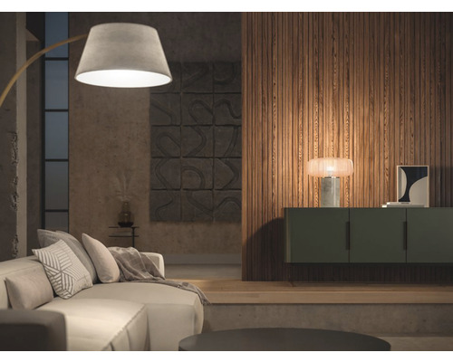 Cameră de zi cu canapea, lampadar și perete cu lambriuri din lemn