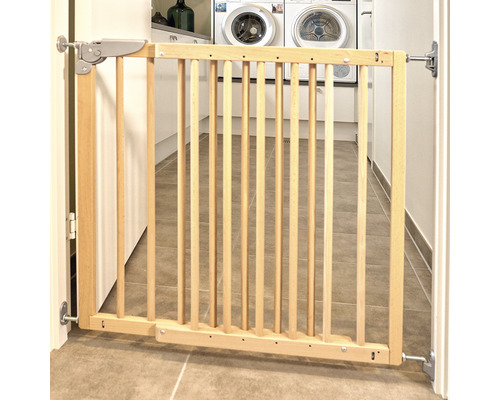 Grilaj de siguranță din lemn pentru uși, montat pentru copii în interior.