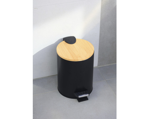 Coș de gunoi negru cu pedală și capac din bambus pentru baie