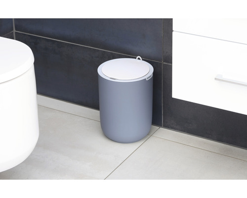 Coș de gunoi gri cu capac în baie