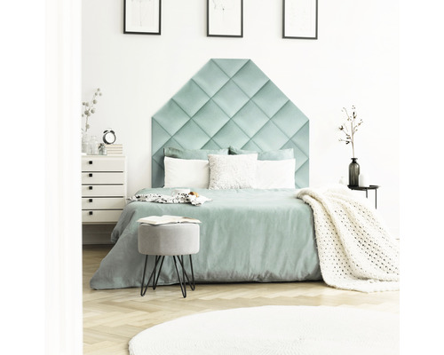 Dormitor luminos cu pat dublu, tăblie matlasată, noptieră și decorațiuni