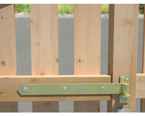 Imagine detaliată a unei porți de grădină cu feronerie