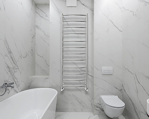 Baie modernă cu cadă, calorifer și toaletă în fața unui perete de marmură