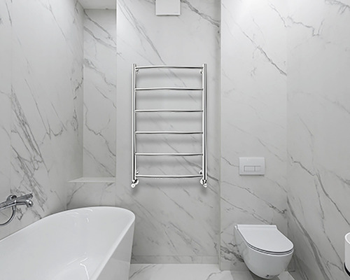 Baie cu cadă, toaletă și uscător de prosoape