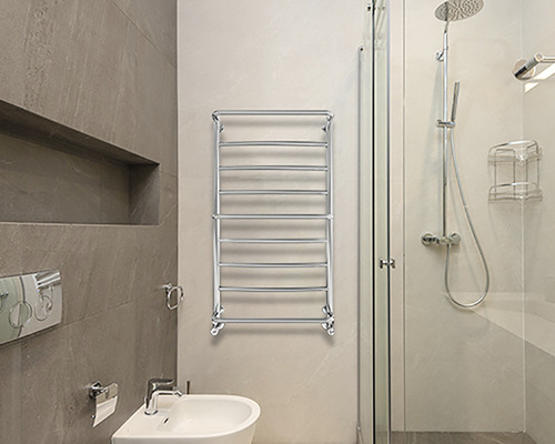 Baie modernă cu suport pentru prosoape încălzit, bideu și cabină de duș.