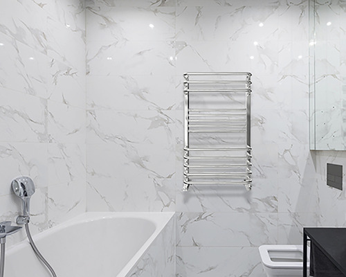 Baie cu cadă, uscător de prosoape și faianță cu aspect de marmură