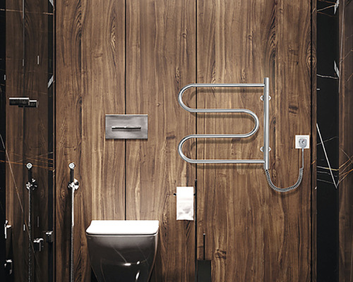 Baie modernă cu lambriuri din lemn închis la culoare, toaletă, uscător de prosoape și duș