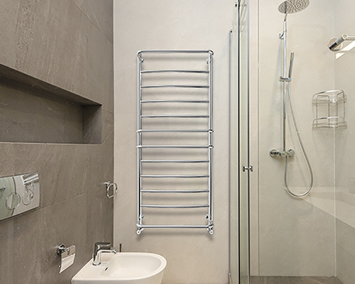 Baie cu radiator de prosop, bideu și duș