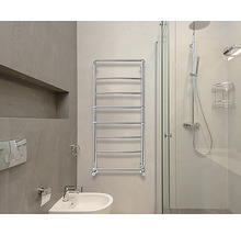 Baie cu radiator pentru prosop și cabină de duș