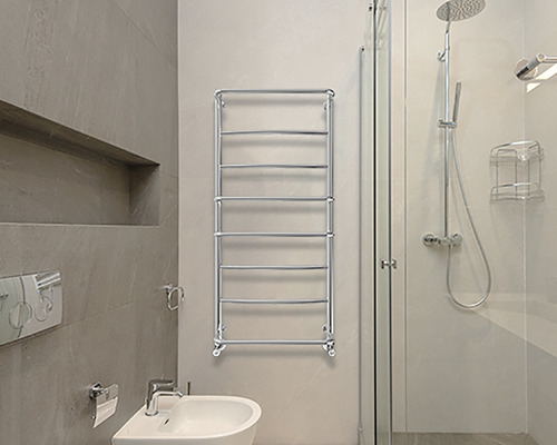 Baie cu radiator pentru prosop și cabină de duș