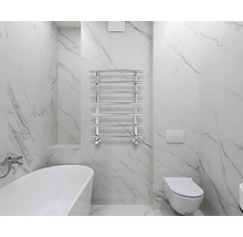 Baie luminoasă cu cadă, toaletă și radiator pentru prosoape