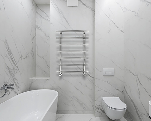 Baie luminoasă cu cadă, toaletă și radiator pentru prosoape