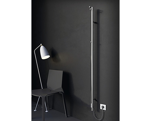 Scenă cu lampă de podea, scaun și uscător de prosoape pe perete întunecat