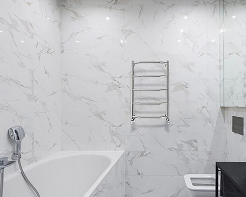 Baie cu cadă, uscător de prosoape și gresie de marmură