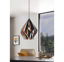 Lumină suspendată cu design geometric deasupra unei mese de sufragerie