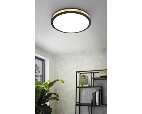 Fotografie de interior a unei lămpi de tavan rotunde cu inel decorativ