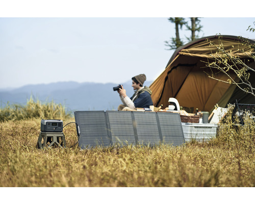 Camping cu cort, panouri solare și stație de alimentare