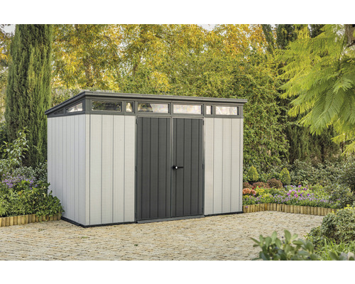 Șopron de grădină cu ușă dublă și luminatoare într-un cadru exterior