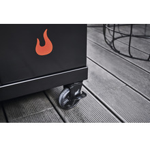 Imagine detaliată a unui cărucior de grătar negru cu roți și motiv cu flacără