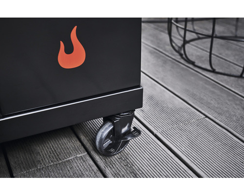 Imagine detaliată a unui cărucior de grătar negru cu roți și motiv cu flacără