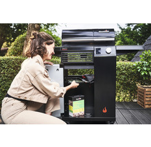 Femeie care pregătește un grătar electric Char-Broil pentru o seară de grătar