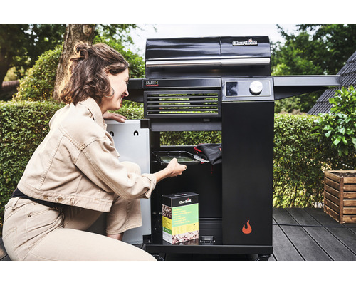 Femeie care pregătește un grătar electric Char-Broil pentru o seară de grătar