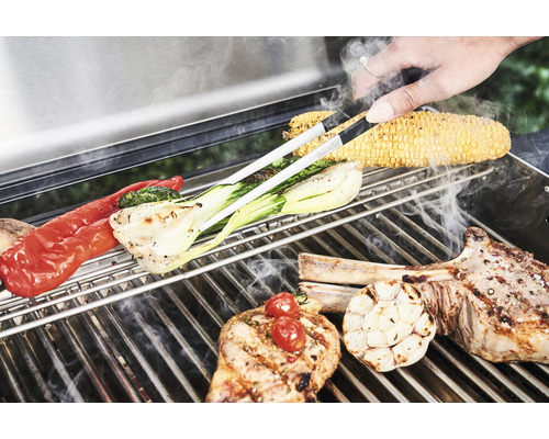 Legume și carne pe grătar cu clește de grătar