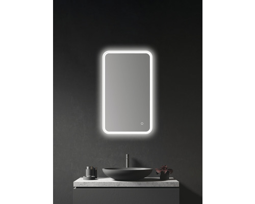 Baie cu oglindă iluminată, chiuvetă și robinet