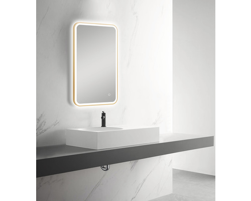 Baie cu oglindă dreptunghiulară cu iluminare și lavoar montat pe blat