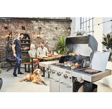 Scenă cu grătar pe cărbune, alimente la grătar și oameni relaxați în aer liber