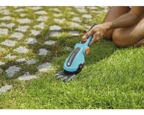 Foarfece de iarbă cu acumulator Gardena în uz pentru tăierea ierbii