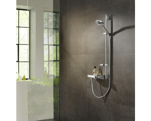 Coloană de duș cu duș de mână și raft în baie