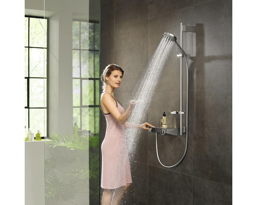 Femeie la duș cu raft