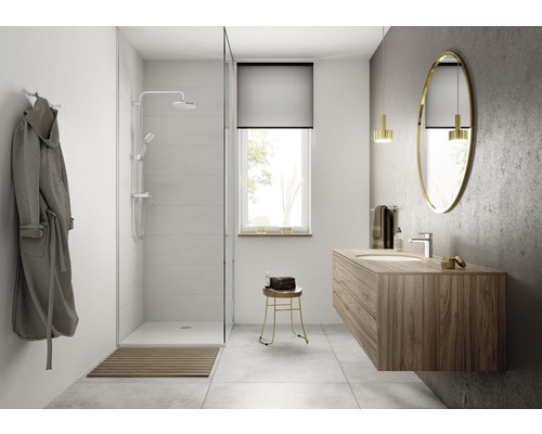 Baie cu duș, lavoar și oglindă