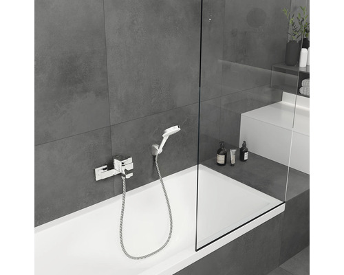 Baie cu cadă, paravan de duș și robinet