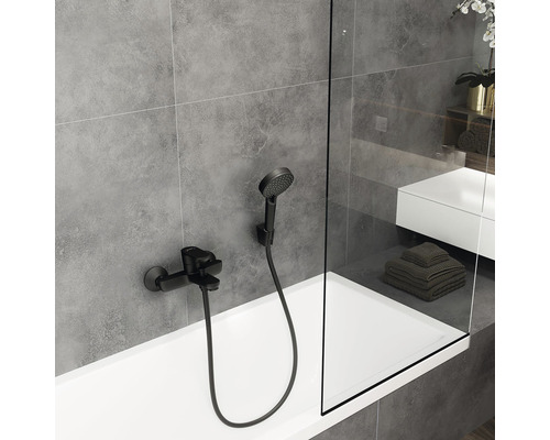 Baie cu robinet negru, duș de mână și paravan de cadă