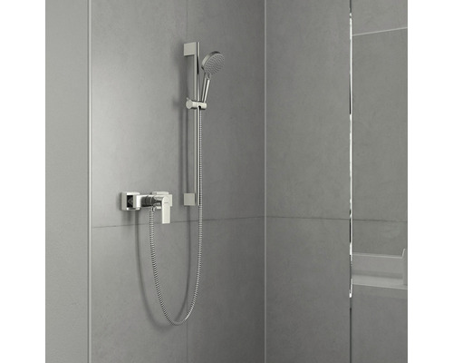 Baterie de duș aparentă cu duș de mână și bară de duș în baie