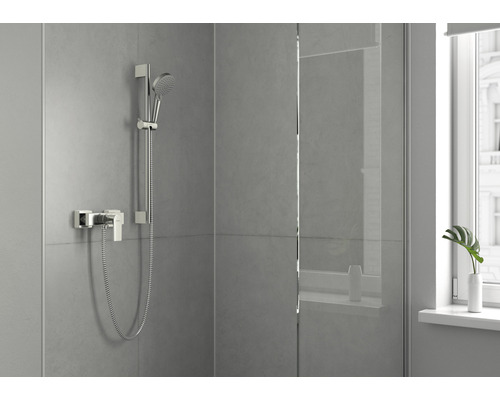 Baterie de duș cu duș de mână și cabină de duș în baie