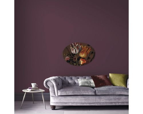 Cameră de zi cu canapea, masă și decor de perete cu motiv floral