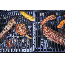 Diverse tipuri de carne și legume pe un grătar