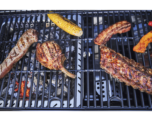 Diverse tipuri de carne și legume pe un grătar