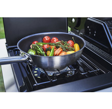 Legume într-o tigaie pe un grătar cu gaz