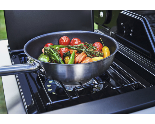 Legume într-o tigaie pe un grătar cu gaz