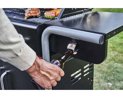 Imagine detaliată cu un grătar pe gaz cu deschizător de sticle în uz